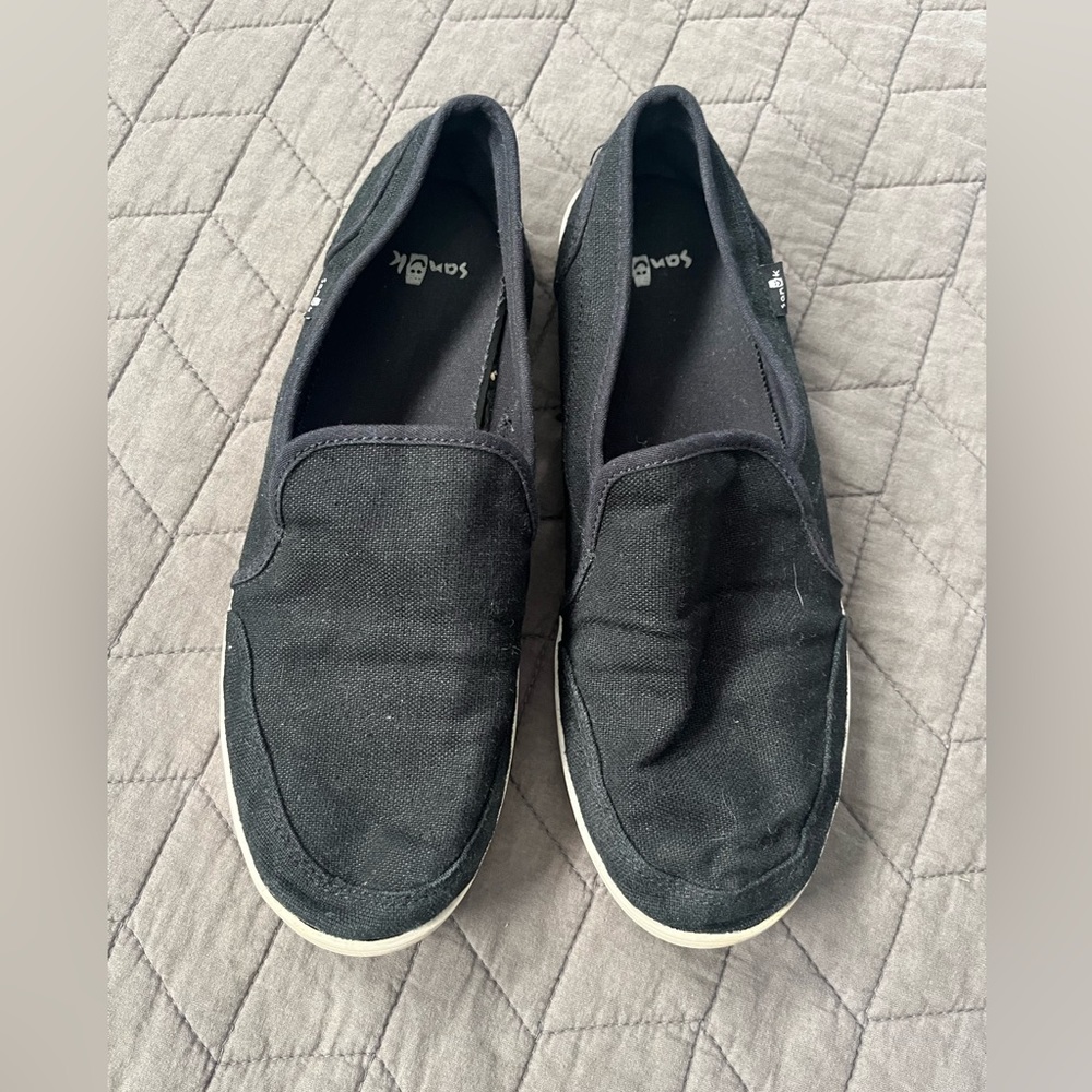Black Sanuk flat, women’s size 10.